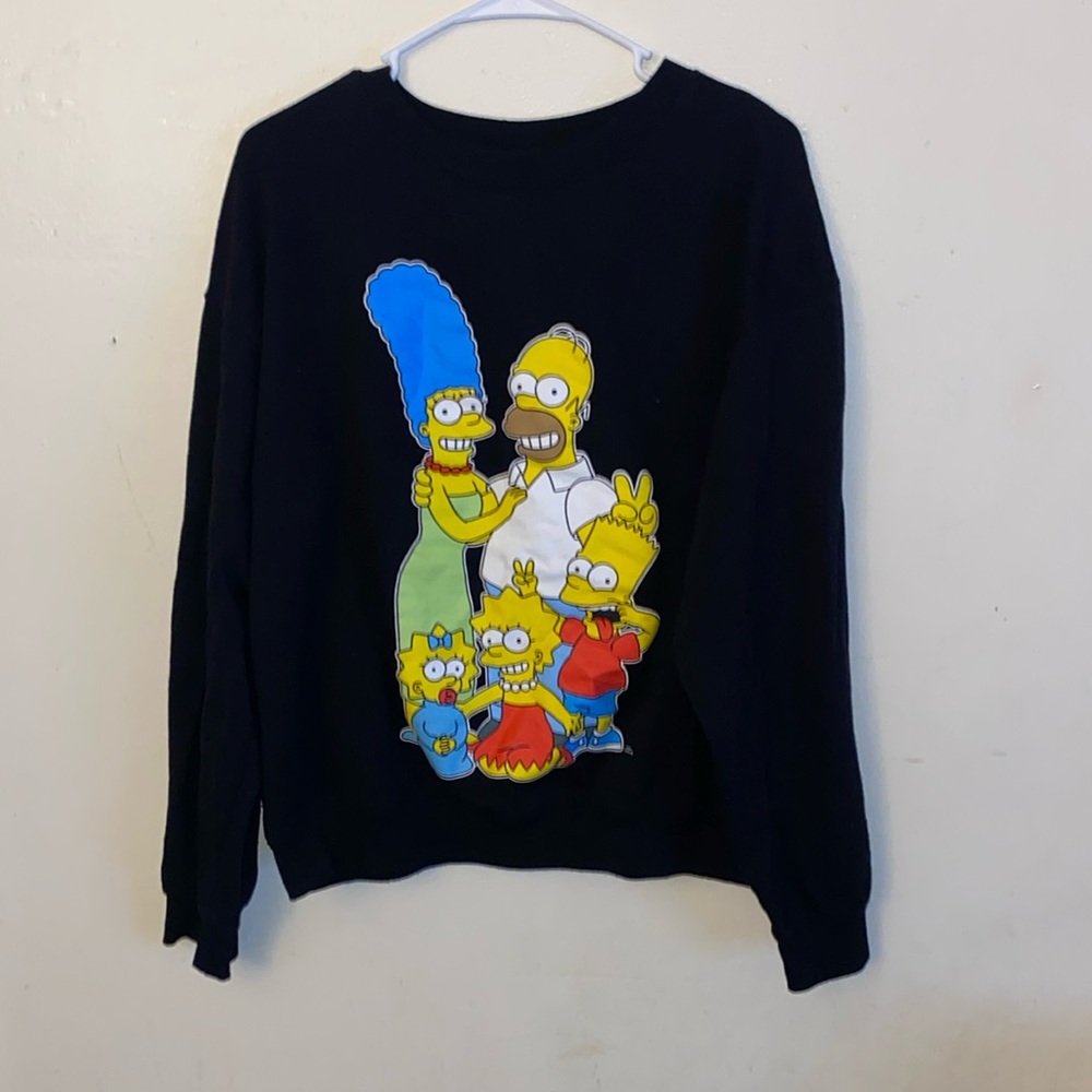 Size large, and is black with Simpsons print.